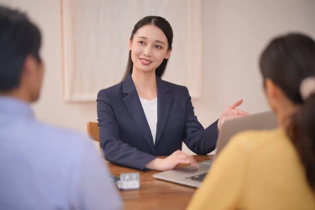顧客と話す不動産業者