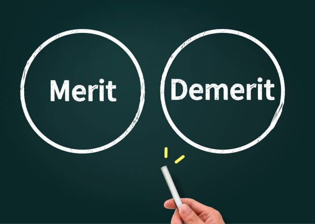 黒板に書かれたMeritとDemritの文字