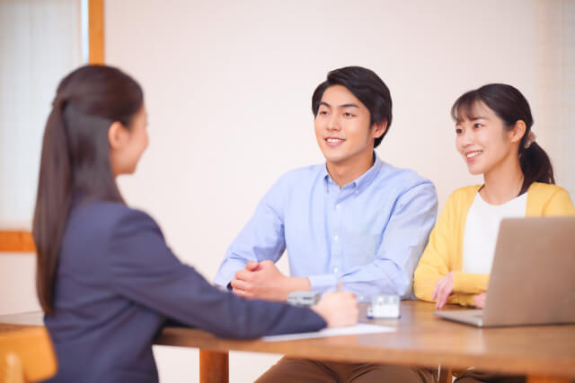顧客と打合せする不動産業者
