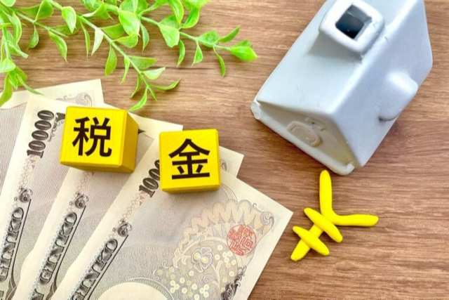 税金の積み木とお金とおもちゃの家