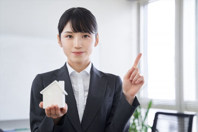 指さしする不動産業者