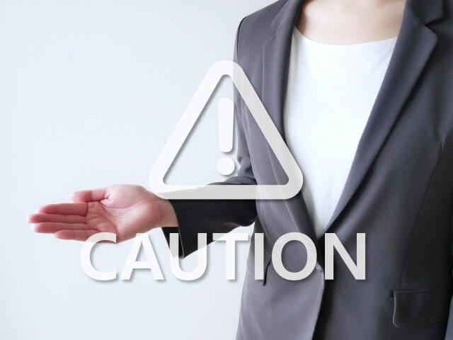 cautionの文字と女性
